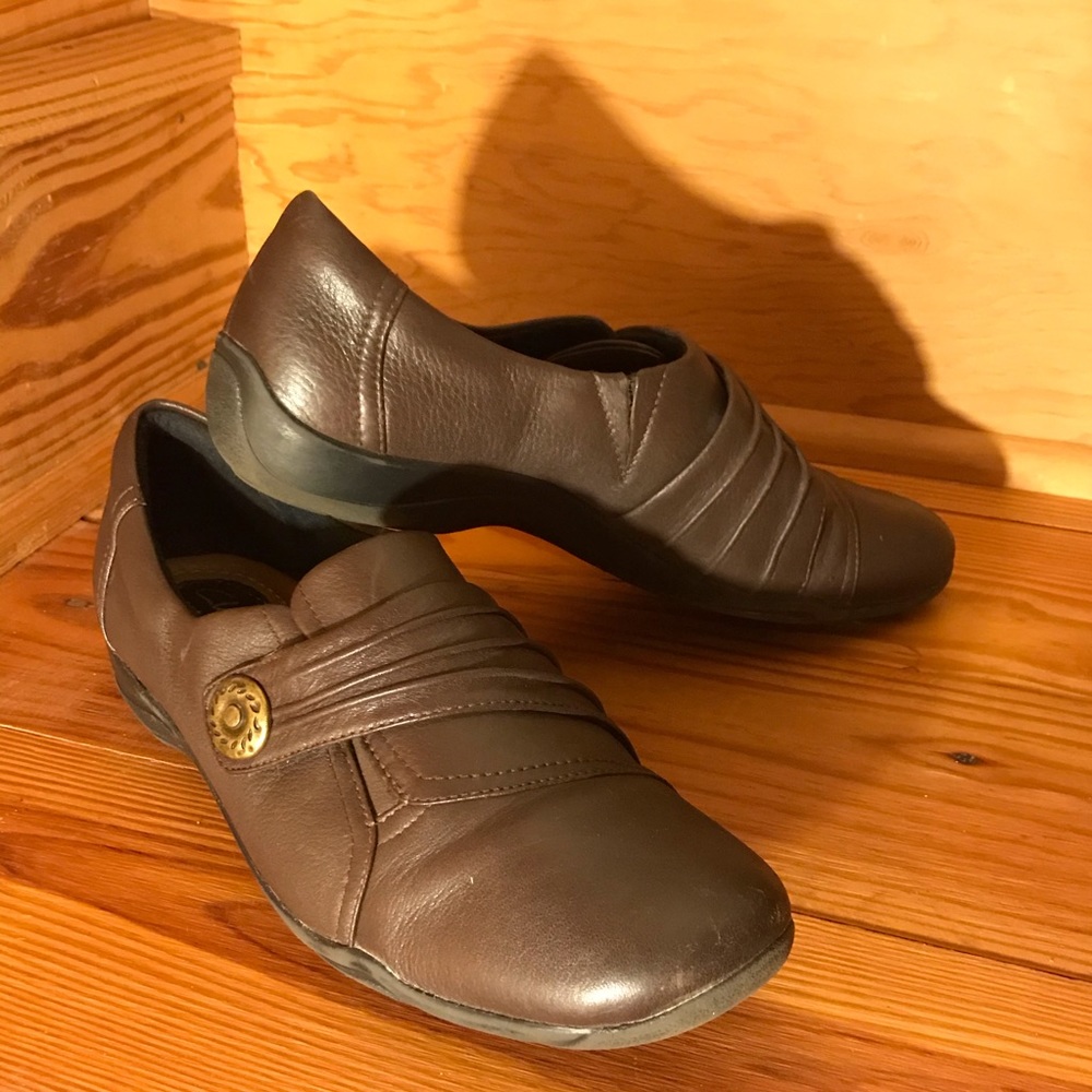 Clark’s Chocolate Brown Leather Flats, EUC, 9